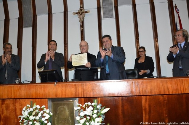 Dom Murilo é condecorado com Comenda 2 de Julho Dom Murilo é condecorado com Comenda 2 de Julho