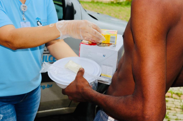 Obras Irmã Dulce promovem campanha de distribuição de alimentos para pessoas em situação de rua Obras Irmã Dulce promovem campanha de distribuição de alimentos para pessoas em situação de rua