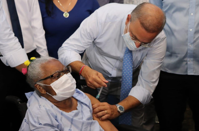Moradora da OSID é a primeira idosa na Bahia a receber a vacina contra o novo Coronavírus Moradora da OSID é a primeira idosa na Bahia a receber a vacina contra o novo Coronavírus